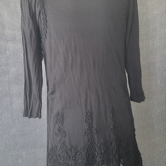 Lady's black mini dress - Picture 2 of 5